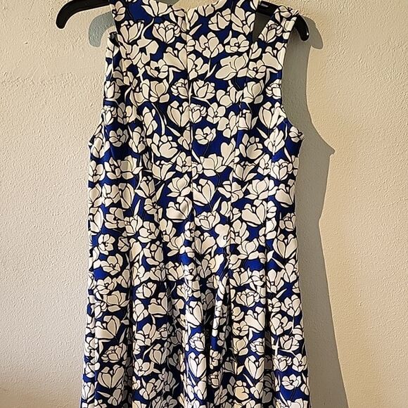 ILE New York Dress Sz 8 Blue & White Floral Patterned, Pleated Fit & Flare - Picture 6 of 6